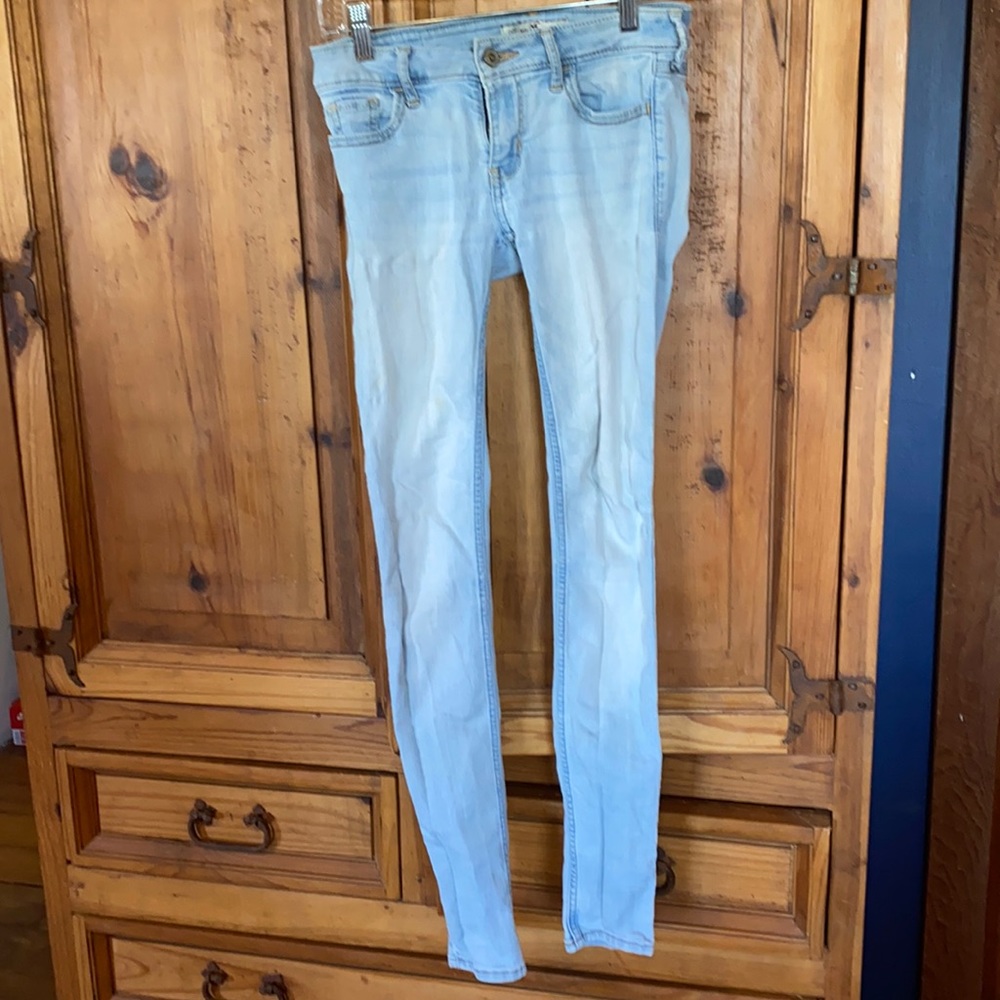 Women’s Hollister size 00R jeans.